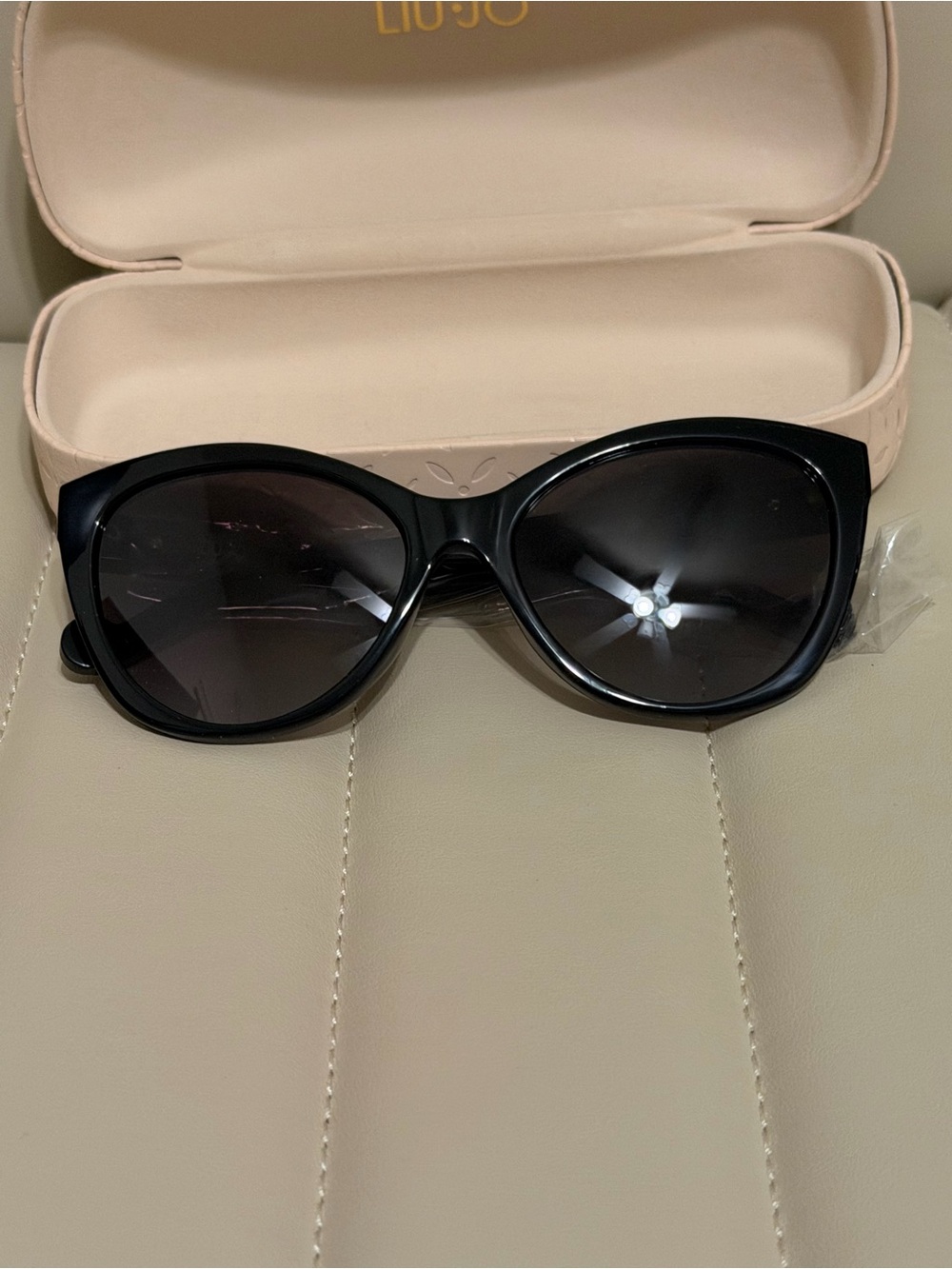 Liu Jo Black Cat-Eye Sunglasses with Dark Gradient Lenses